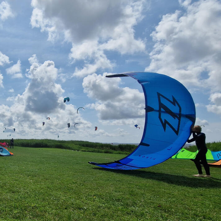 Kitesurfing